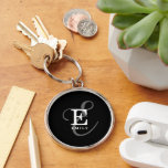 Porte-clés Nom du monogramme de script de calligraphie noire<br><div class="desc">Un beau design porte - clé avec une élégante représentation stylisée de votre nom et monogramme avec sérifs classiques et une typographie plus ornée dans une harmonie équilibrée et symétrique. Les trois éléments se fondent dans une harmonie sophistiquée et créent votre propre logo de marque personnelle. Montré ici avec un...</div>