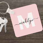 Porte-clés Nom initial rose pâle Monogramme<br><div class="desc">Créez Votre Propre Élégant Carré Mondial Personnalisé Moderne Voyageur Girly Blush Pink Monogram Porte - clé. Ce porte - clé carré mignon apporte une touche ludique et moderne à votre essentiel quotidien. Le design est composé d'un monogramme blanc et audacieux initialement centré sur un arrière - plan rose pâle et...</div>