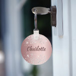 Porte-clés Nom monogramme de la parties scintillant rose pâle<br><div class="desc">Un arrière - plan de dégradé rose vif décoré de poussières de parties scintillant en faux argent. Personnalisez et ajoutez votre nom. Le nom est écrit avec un script de style moderne écrit à la main.</div>