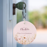 Porte-clés Nom monogramme fleur sauvage beige rose<br><div class="desc">Ajoutez une touche de charme personnel à votre quotidien grâce à notre Porte - clé floral personnalisé. Doté d'un ravissant arrière - plan rose décoré de fleurs sauvages d'une prairie estivale, ce porte - clé est aussi beau que pratique. Parfait pour garder vos clés organisées tout en ajoutant une touche...</div>