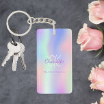 Porte-clés Nom monographique en violet rose holographique<br><div class="desc">Un arrière - plan holographique branché aux couleurs pastel rose,  violet,  vert menthe. Personnalisez et ajoutez votre prénom,  vos initiales monographiques et votre nom complet. Lettres violettes et blanches.</div>