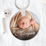 Porte-clés Nom Personnalisé Et Photo Bébé Joli Script Classiq<br><div class="desc">Créez votre propre porte - clé rond personnalisé avec votre nom de script de calligraphie et votre photo bébé.</div>