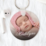 Porte-clés Nom photo de bébé personnalisé Elegant Keepsaké<br><div class="desc">Créez votre propre porte - clé rond élégant personnalisé avec votre nom de script de calligraphie personnalisé et votre photo préférée.</div>