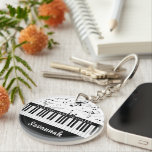 Porte-clés Notes musicales pour clavier de piano Couleurs per<br><div class="desc">Créez un porte - clé moderne et élégant personnalisé avec un clavier de piano et des notes de musique dans votre choix de couleurs (en noir et blanc) avec votre texte personnalisé, nom et année dans votre choix de styles de police. Un cadeau idéal pour les musiciens, pianistes, professeurs de...</div>