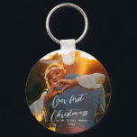 Porte-clés Notre premier Noël Chic Script Nom Christmass<br><div class="desc">Notre premier Noël Chic Script Nom Christmass</div>