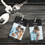 Porte-clés Notre prénom de Fête des pères et l'année Noir 2 p<br><div class="desc">Porte - clé photo pour la première fête des pères d'un nouveau papa. Le modèle photo est configuré pour ajouter 2 de vos photos préférées, qui sont imprimées de chaque côté, en format carré / instagram. Le libellé est entièrement modifiable et se lit actuellement "notre première fête des pères [année]...</div>
