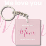 Porte-clés Nous t'aimons Maman Pink Minimalist<br><div class="desc">Nous Vous Aimons Maman Design Minimaliste Rose. Une typographie douce, féminine, simple, moderne et élégante. Le texte est "Nous t'aimons", "Maman" et "Tes noms". Tout le texte peut facilement être changé en vos propres messages adorables. Commandez ce mignon porte - clé aujourd'hui pour express votre amour et merci à votre...</div>