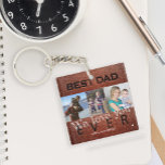 Porte-clés Nous vous aimons papa photos personnalisées<br><div class="desc">Vintage look cuir marron "BEST DAD EVER" typographie en relief porte - clé de Fête des pères personnalisées avec vos 3 photos,  votre texte et signature.</div>