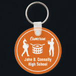 Porte-clés Orange High School Marching Band Personnalisé<br><div class="desc">Ce cool customisé orange du porte - clé de la bande de marche du lycée dispose d'une typographie blanche de votre nom de joueur sous les tambours. Un grand musicien étudiant porte - clé pour les parents.</div>