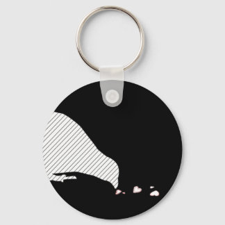 Porte-clés ordre de picotement. oiseau noir et coeurs rouges.