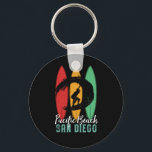 Porte-clés Pacific Beach San Diego Vintage Retro Surf<br><div class="desc">Design rétro vintage pour les surfeurs qui aiment surfer et surfer sur les vagues de l'océan. Vacances d'été cool, vacances de printemps marchandises pour ceux qui aiment le soleil chaud, le temps tropical, bronzage sous le palmier. Un design grandiose et déprimé à porter tout en profitant de la fête de...</div>