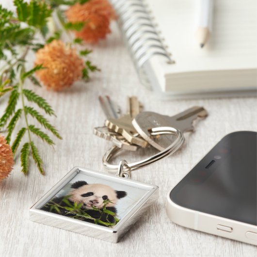 Porte-clés Panda géant penché contre le mur (Côté)