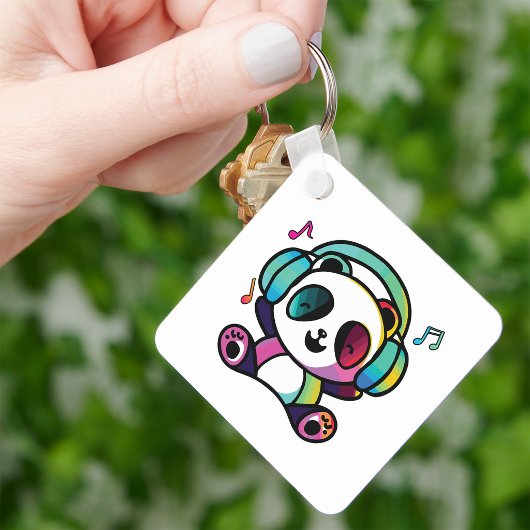 Porte-clés Panda heureux avec des écouteurs en train d'écoute