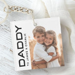 Porte-clés Papa aux enfants noms fête des pères photo<br><div class="desc">Porte - clé avec votre photo personnalisée et le texte "Papa" dans une police moderne avec le nom des enfants ou tout autre texte personnalisé à droite. Couleurs noir et blanc ou personnalisées.</div>