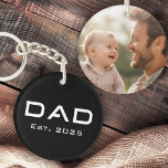 Porte-clés Papa est année fête des pères nouveau bébé photo n<br><div class="desc">Porte - clé avec le texte "Papa" dans une police moderne avec l'année suivante. Sur le dos est un modèle photo personnalisable. Les couleurs par défaut sont le noir et le blanc,  mais toutes les couleurs peuvent être customisées dans l'outil de conception.</div>
