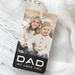 Porte-clés Papa on t'aime fête des pères photo noir<br><div class="desc">Porte - clé avec le texte "Papa" dans une police moderne avec le texte personnalisable "nous t'aimons" ci-dessous. Ci-dessus est un modèle photo personnalisable. Les couleurs par défaut sont le noir et le blanc,  mais toutes les couleurs peuvent être customisées dans l'outil de conception.</div>