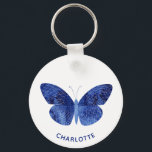 Porte-clés Papillon d'aquarelle bleu personnalisé<br><div class="desc">Jolie peinture papillon bleu aquarelle avec nom de typographie moderne qui peut être changée pour personnaliser. Art original de Nic Squirrell.</div>