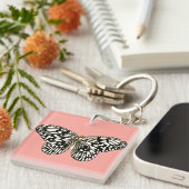 Porte-clés Papillon noir et blanc, fond rose corail (Devant Droit)
