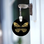 Porte-clés Papillon noir or élégant nom script<br><div class="desc">Un élégant arrière - plan noir décorait un faux papillon doré. Personnalisez et ajoutez votre nom.</div>