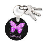 Porte-clés Papillon pourpre et étoiles personnalisées avec le<br><div class="desc">Un motif estival et féminin. Forme de papillon aux nuances violettes et étoiles brillantes en rayures horizontales. Arrière - plan noir. Customisez et ajoutez votre nom avec des lettres violettes.</div>