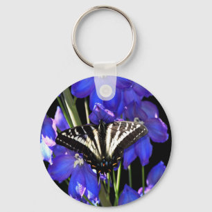 Porte-clés Papillon Swallowtail sur Delphiniums