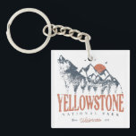 Porte-clés Parc national de Yellowstone Montagnes Wolf Vintag<br><div class="desc">Design vintage Yellowstone US National Park Wolf, Mountains & Adventure. Super vêtements design pour les personnes qui aiment le camping en plein air, camping, randonneur, randonnée, voyage en voiture, voyage en famille, voyage d'été. Le tee-shirt parfait à porter lors de la planification du voyage dans les parcs nationaux. Une excellente...</div>