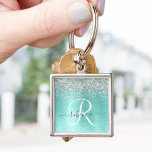 Porte-clés Parties scintillant argentée turquoise en métal br<br><div class="desc">Personnalisez facilement ce design porte - clé chic et branché avec une jolie parties scintillant brillante en argent sur un arrière - plan métallique brossé turquoise.</div>