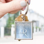 Porte-clés Parties scintillant en argent brossé bleu Nom du m<br><div class="desc">Personnalisez facilement ce design porte - clé chic et branché,  avec une jolie parties scintillant brillante en argent sur un arrière - plan métallique brossé bleu.</div>