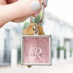 Porte-clés Parties scintillant en métal brossé rose pâle Nom<br><div class="desc">Personnalisez facilement ce design porte - clé chic et branché avec une jolie parties scintillant brillante rose vif sur un arrière - plan métallique brossé rose vif.</div>