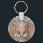 Porte-clés Parties scintillant moderne Monogramme en argent g<br><div class="desc">Parties scintillant moderne, gris argent girly drips nom et porte - clé monogrammed.Cette conception comprend des gouttes brillantes parties scintillant gris argent (gris) sur rose rose or brossé arrière - plan de métal avec monogramme personnalisé initiale et de premier nom modèle texte. Un cadeau féminin parfait. Veuillez noter que ce...</div>