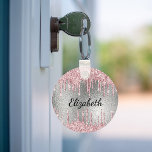 Porte-clés Parties scintillant rose argent goutte le nom du m<br><div class="desc">Un faux arrière - plan métallique à l'aspect argenté décoré avec des gouttes de parties scintillant rose,  la peinture goutte à goutte. Personnalisez et ajoutez un nom. Le nom est écrit avec un script de style de lettre à la main moderne. Lettres de couleur noire.</div>
