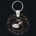 Porte-clés Parties scintillant rose de grossesse Sonogramme U<br><div class="desc">Grossesse Bébé Sonogramme Ultrasound Photo Nouveau Maman porte - clé Peut être entièrement customisé pour répondre à vos besoins. © Gorjo Designs. Fait pour vous via la plateforme Zazzle. // Note : la photo utilisée est une image de réserve uniquement. Vous devrez remplacer par votre propre photo avant de commander/imprimer....</div>