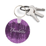 Porte-clés Parties scintillant violet gouttes monogramme init<br><div class="desc">Un arrière - plan violet profond décoré avec des gouttes de parties scintillant faux, la peinture goutte à goutte. La couleur arrière - plan violette est inégale. Personnalisez et ajoutez votre nom et vos initiales monographiques. Lettres violettes et blanches. Le nom est écrit avec un script de style moderne écrit...</div>