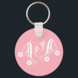 Porte-clés Patins à rouleaux minimalistes Derby Patinage rose<br><div class="desc">Dessin minimaliste de patins à rouleaux blancs. Illustration en blanc de deux quads roller skate. Patinage à rouleaux esthétique simple,  patinage à rouleaux illustration moderne. Patins à roulettes blancs et roses illustration design,  cadeau pour un patineur à roulettes. Rouls,  quads patins esthétique rose.</div>