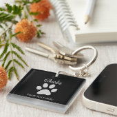 Porte-clés Paw Chien Argent sur arrière - plan noir (Devant Droit)