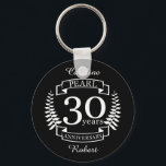 Porte-clés Pearl 30e anniversaire du mariage 30 ans<br><div class="desc">Un design pour célébrer 30 ans de mariage. Ce design a un design de laurier de couleur blanche sur un arrière - plan noir. Pearl est le cadeau traditionnel pour cette occasion. Le texte dit nacre 30 ans anniversaire. Un design romantique pour célébrer vos 30 ans de mariage. Si vous...</div>