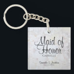 Porte-clés Peonies blanches Maid of Honor Wedding Favor<br><div class="desc">Ce magnifique porte - clé est parfait pour remercier votre bonne d'honneur. Conçu dans le cadre de notre Suite de Mariage Réflexions Blanches, il présente du texte noir sur un arrière - plan reflétant des fleurs et des coeurs blancs. Le texte est entièrement personnalisable et dit : Maid of Honor,...</div>