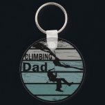 Porte-clés père escalade vintage<br><div class="desc">Ce coucher de soleil vintage retro escalade illustration et design de texte avec une typographie impressionnante police lettering est une excellente idée cadeau d'anniversaire et de vacances pour les amateurs d'escalade de roche, de rochers et de trekking! Cette oeuvre est très bien pour papa, père, et mari qui ont passé...</div>