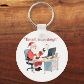Porte-clés Père Noël travaille à un bureau équilibrant les e- (Recto)