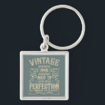 Porte-clés Personnalisé Trente vintage 30e anniversaire<br><div class="desc">Faites de votre anniversaire un cadeau spécial grâce à ce design unique. Ajoutez une touche d'élégance sophistiquée à votre fête d'anniversaire avec nos designs uniques et exquis. Ces graphismes apportent sophistication et originalité à tout produit, créant un cadeau mémorable et élégant. Ils sont parfaits pour ceux qui apprécient une touche...</div>