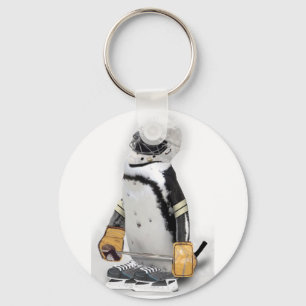 Porte-clés Petit Penguin portant un engin de hockey