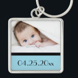 Porte-clés photo de bébé et date de naissance<br><div class="desc">Photo personnalisée pour bébé et date de naissance pour garçon.</div>