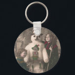 Porte-clés Photo de Christmas Girls et Snowman Vintage<br><div class="desc">Une charmante carte postale de Noël 1910 française de deux jolies et adorables petites filles qui s'embrassent et posent avec leur ami bonhomme de neige festif,  alors que la neige flotte sur elles.</div>