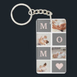 Porte-clés Photo de collection moderne Best Mom Pink & Grey C<br><div class="desc">Ce cadre photo de collage moderne fait pour un cadeau parfait pour une maman spéciale dans votre vie. Le cadre est conçu dans des tons roses et gris, ce qui lui donne un aspect design et contemporain qui ne manquera pas de compléter le décor de la maison. Le cadre de...</div>