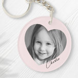 Porte-clés Photo de famille dans le coeur avec le nom rose<br><div class="desc">Clavier couleur rose ou personnalisé avec votre photo à l'intérieur d'un coeur avec le nom dans une police manuscrite de style script.</div>