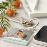 Porte-clés Photo de famille moderne et nom personnalisé Monna<br><div class="desc">Présentation de la photo familiale moderne et cadeau de nom personnalisé de marque! Ce cadeau unique et réfléchi est conçu pour célébrer et chérir les moments spéciaux de votre famille.Offrez le cadeau de souvenirs chéris et de douceur personnalisée avec la photo de famille moderne et le cadeau de nom personnalisé...</div>