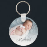 Porte-clés photo de nouveau-né personnalisée<br><div class="desc">texte personnalisé élégant avec une photo d'un nouveau-né.</div>
