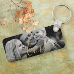 Porte-clés Photo noir et blanc Elegant Gold Script Love<br><div class="desc">Personnalisez avec votre photo préférée,  avec une belle police de script en or avec le mot amour,  en créant un souvenir unique et un cadeau au trésor! Conçu par Thisisnotme©</div>