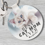 Porte-clés Photo personnalisée de la maman du chat<br><div class="desc">Best Cat Mom Ever Personnalisé Photo Porte - clé. Ce porte - clé "Best Cat Mom Ever" est un souvenir sincère pour tout amoureux des chats, conçu pour célébrer le lien unique entre elle et son ami furieux. Avec une typographie audacieuse et moderne sur un arrière - plan blanc et...</div>