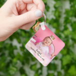 Porte-clés Photo personnalisée et nomPremier anniversaire de<br><div class="desc">Un petit cadeau amusant pour le premier anniversaire de votre enfant. Donnez à chaque invité un jeton mémorable avec la photo de 1er anniversaire de bébé personnalisée avec son nom, sa date et son événement. Utilisez la photo de la cassette de gâteau, customisez ces porte - clés carrés pour ces...</div>